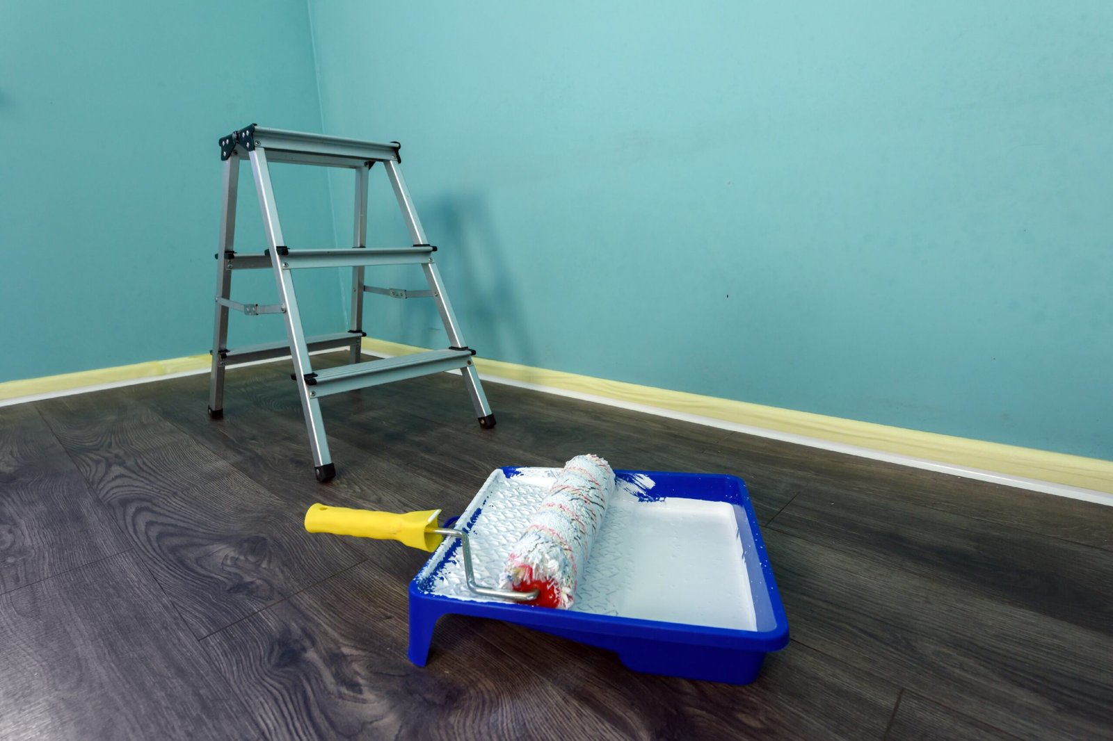 How to Paint Skirting Boards ( Complete Guide ) PaintItemS